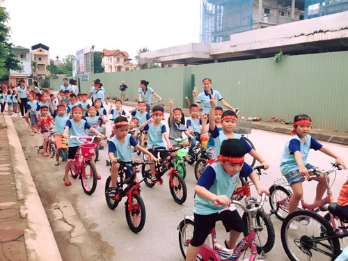 Các bé khối Mẫu giáo lớn trường Mầm non Gia Thượng đạp xe đạp tuyên truyền bảo vệ môi trường 